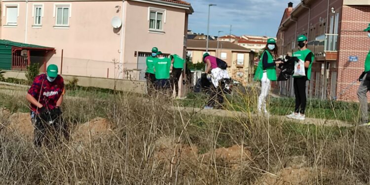 La Vía Verde queda saneada de maderas, plásticos, cartones y tubos en el 1,5 km. en la limpieza realizada por los voluntarios de ‘CiberCarba’ y #ecólatras