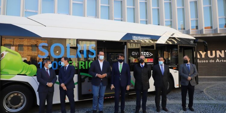 Santa Marta estrena el primer autobús 100% eléctrico que se incorpora al transporte metropolitano en Castilla y León