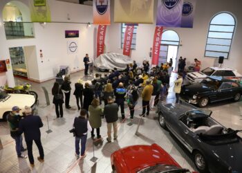 Fernández Mañueco muestra su apoyo al desarrollo de la movilidad con tecnologías híbridas y electrificadas