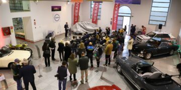 Fernández Mañueco muestra su apoyo al desarrollo de la movilidad con tecnologías híbridas y electrificadas