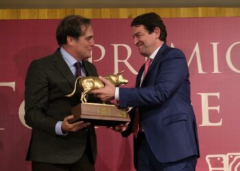 ‘Gandillito’, de la ganadería Francisco Galache, recibe el trofeo ‘Toro de Oro’