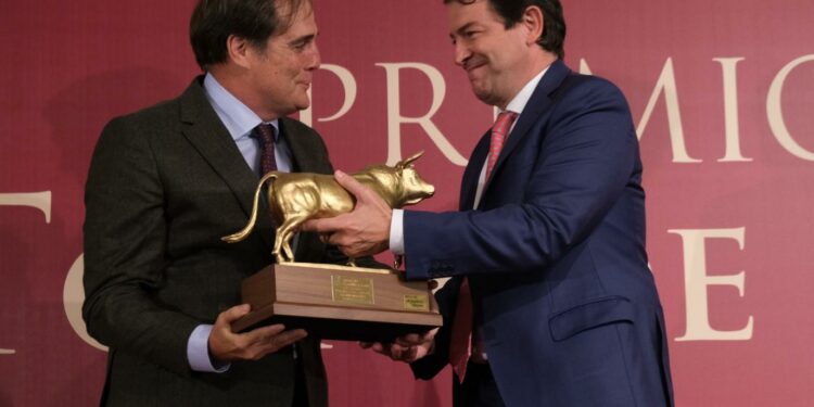 ‘Gandillito’, de la ganadería Francisco Galache, recibe el trofeo ‘Toro de Oro’