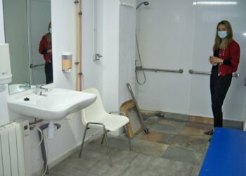 Eliminación de barreras arquitectónicas en la piscina municipal climatizada