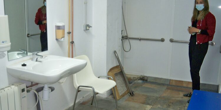 Eliminación de barreras arquitectónicas en la piscina municipal climatizada