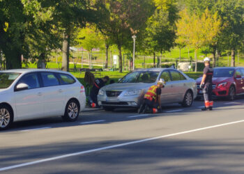 Aviso a los bomberos para rescatar a un gato de los bajos de un vehículo