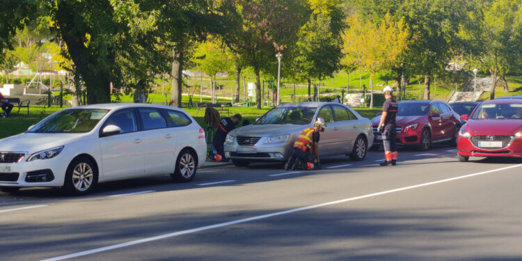 Aviso a los bomberos para rescatar a un gato de los bajos de un vehículo