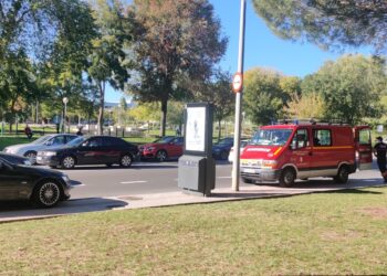 Aviso a los bomberos para rescatar a un gato de los bajos de un vehículo