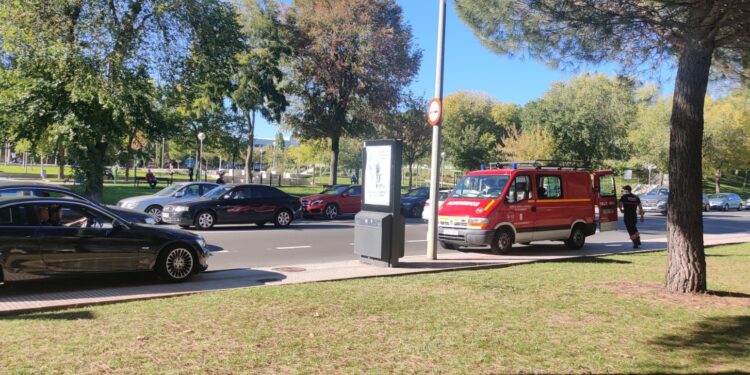 Aviso a los bomberos para rescatar a un gato de los bajos de un vehículo