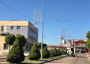 Carbajosa se adelanta y es el primer municipio del alfoz en colocar la iluminación navideña