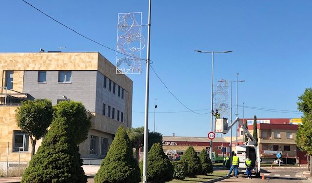 Carbajosa se adelanta y es el primer municipio del alfoz en colocar la iluminación navideña