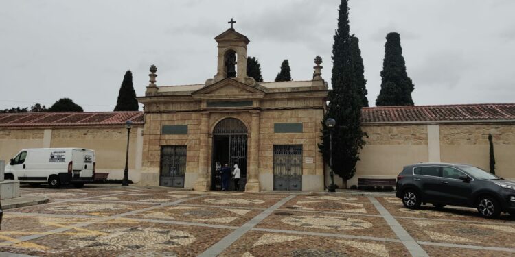 El dispositivo especial de tráfico y control de acceso a los cementerios se mantiene hasta el 2 de noviembre