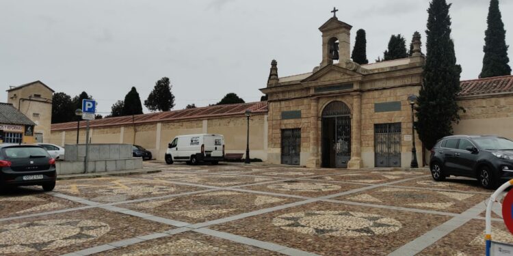 El dispositivo especial de tráfico y control de acceso a los cementerios se mantiene hasta el 2 de noviembre