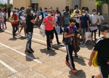 El Ayuntamiento reparte más de 20.000 mascarillas quirúrgicas, cuatro por alumno, en 23 colegios de la ciudad