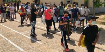 El Ayuntamiento reparte más de 20.000 mascarillas quirúrgicas, cuatro por alumno, en 23 colegios de la ciudad