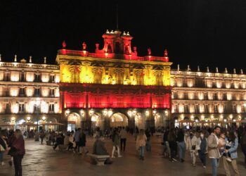 La fachada del Ayuntamiento, de rojo y gualda por la Fiesta Nacional