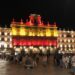 La fachada del Ayuntamiento, de rojo y gualda por la Fiesta Nacional