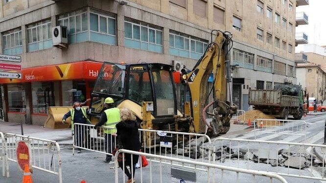 La renovación de tuberías en la Chinchibarra continúa la mejora de la red de agua que se acomete en cuarenta calles con una inversión superior a 2,5 millones