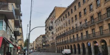 La instalación de las luces adelanta la llegada de la Navidad