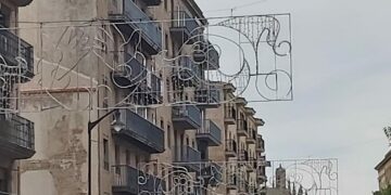 Una réplica de 13 metros de la campana de la Catedral, gran atractivo de iluminación navideña de Salamanca