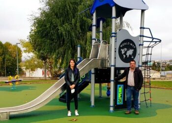 Los niños ya pueden jugar en el parque infantil de Villas del Helmántico