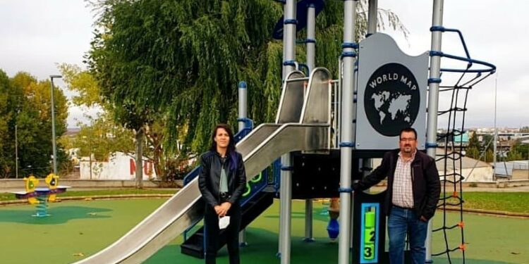 Los niños ya pueden jugar en el parque infantil de Villas del Helmántico
