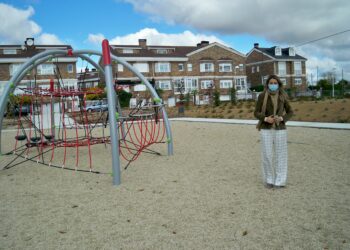 Nueva zona infantil en la urbanización La Fontana con juegos, jardines y tirolina