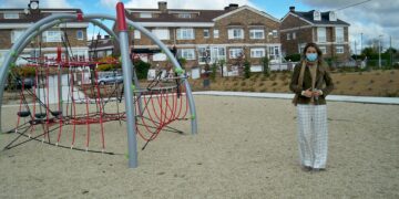 Nueva zona infantil en la urbanización La Fontana con juegos, jardines y tirolina