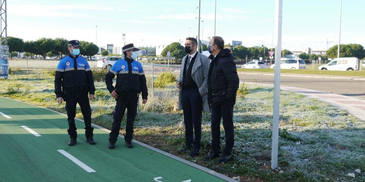 La Policía Local informará a los usuarios de patinetes sobre la prohibición de utilizar las aceras