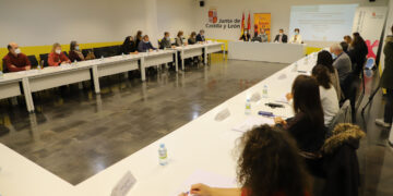 La consejería de Familia presenta la hoja de ruta para luchar contra la pobreza infantil