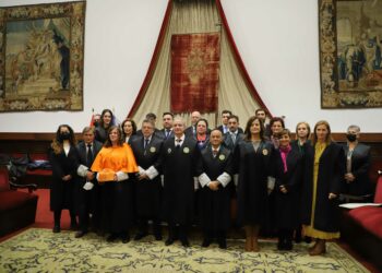 Jura de cargos e imposición de medallas a Graduados Sociales