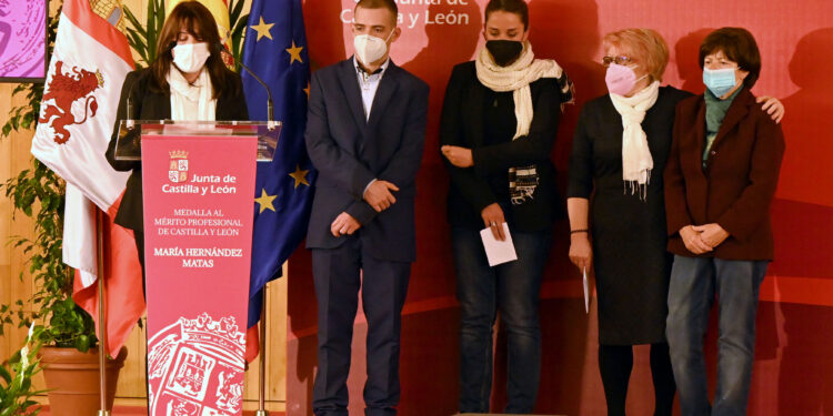 La cooperante salmantina María Hernández recibe la Medalla al Mérito Profesional de la Junta a título póstumo