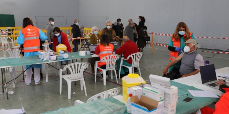 Buen ritmo en el inicio de la doble vacunación para los mayores de 70 años en Santa Marta