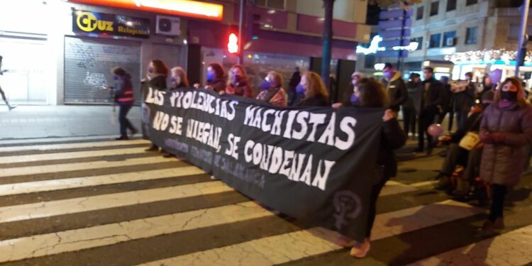 El colectivo feminista recorre las calles por la eliminación de la violencia de género