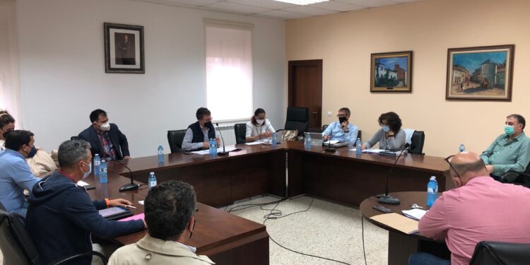 La «falta de transparencia y eficacia» en la gestión municipal enfrenta al equipo de Gobierno y la oposición