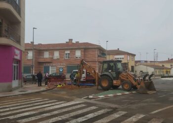 Los vecinos van recuperando el servicio de agua tras el reventón en la entrada al casco urbano