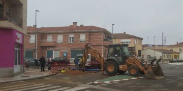 Los vecinos van recuperando el servicio de agua tras el reventón en la entrada al casco urbano