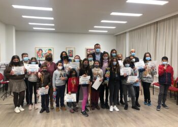 Judith Hernández recibe el bastón de mando en nombre de todos los niños de Santa Marta