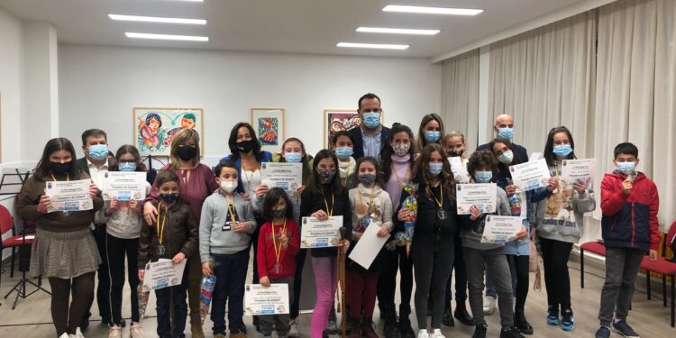 Judith Hernández recibe el bastón de mando en nombre de todos los niños de Santa Marta