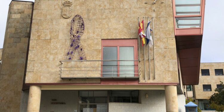 La ofrenda floral en la escultura homenaje a las víctimas, microteatro y un taller de defensa personal para mujeres ‘romperán’ con la violencia de género en Villamayor