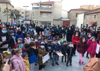La fiesta de la castaña reúne a los vecinos para celebrar el Día del Niño