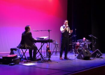 Manu Tenorio llena el Auditorio y encandila al público con su música