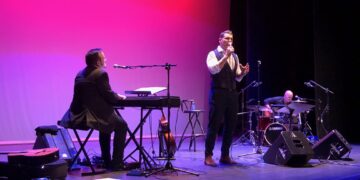 Manu Tenorio llena el Auditorio y encandila al público con su música