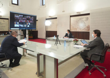 Fernández Mañueco pide a Sánchez celeridad en la llegada de vacunas y anuncia unidades móviles de test para aligerar la carga de los centros de salud