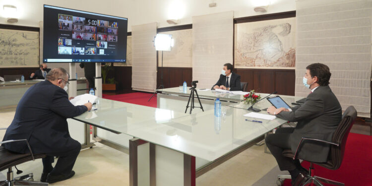 Fernández Mañueco pide a Sánchez celeridad en la llegada de vacunas y anuncia unidades móviles de test para aligerar la carga de los centros de salud