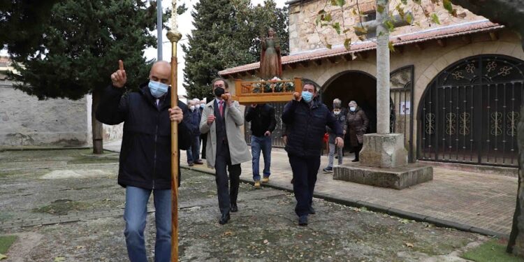 La procesión de Santa Bárbara y el homenaje a las dos personas de más edad del municipio centran el día grande de las fiestas