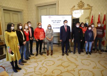 Lazos rojos para recordar la importancia de la prevención e investigación en la lucha contra el Sida