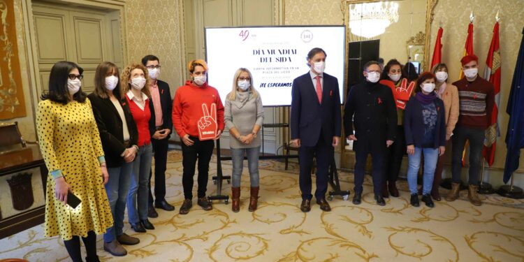 Lazos rojos para recordar la importancia de la prevención e investigación en la lucha contra el Sida