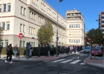 La Policía Local corta al tráfico la calle García de Quiñones para evitar problemas con la cola del punto de detección covid
