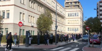 La Policía Local corta al tráfico la calle García de Quiñones para evitar problemas con la cola del punto de detección covid