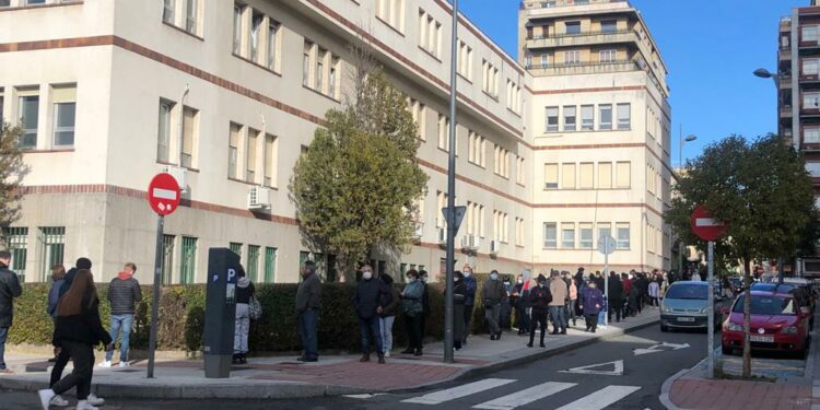 La Policía Local corta al tráfico la calle García de Quiñones para evitar problemas con la cola del punto de detección covid